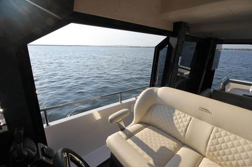 Galeon 400 Fly image