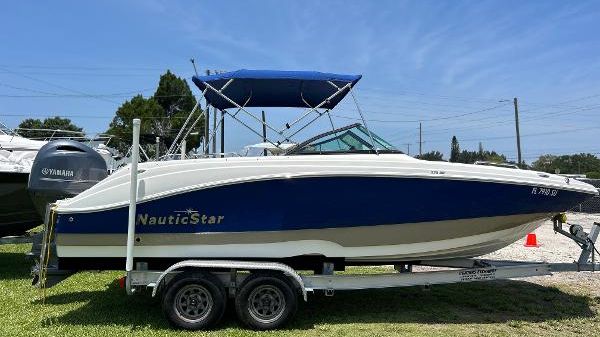 NauticStar 223 DC 