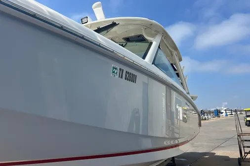 Boston Whaler 320 Vantage image