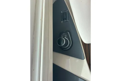 Boston Whaler 320 Vantage image