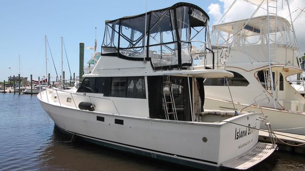 Mainship Flybridge Sedan 