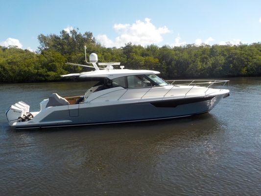 Tiara Yachts 43 LE - main image