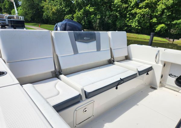 Robalo R230 Center Console image