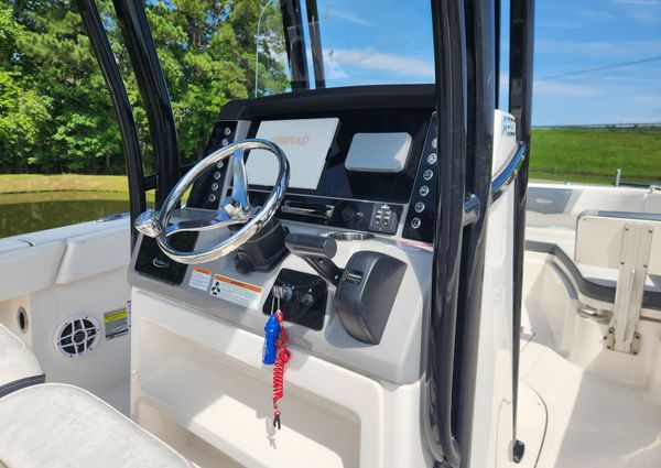 Robalo R230 Center Console image