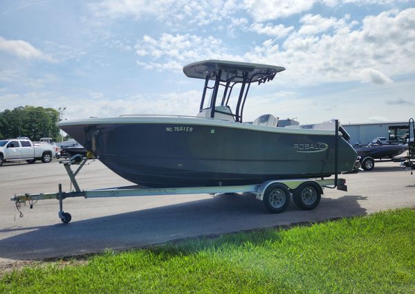 Robalo R230 Center Console image