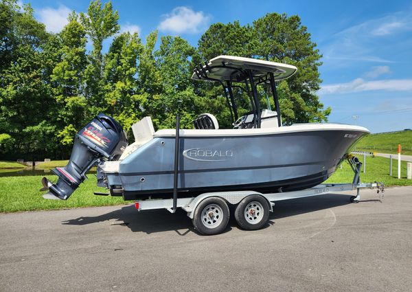 Robalo R230 Center Console image