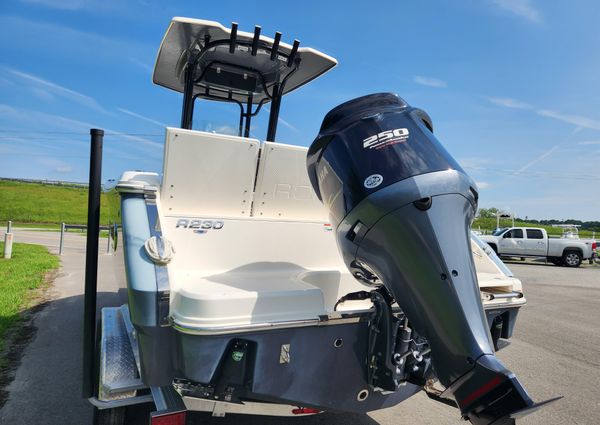 Robalo R230 Center Console image