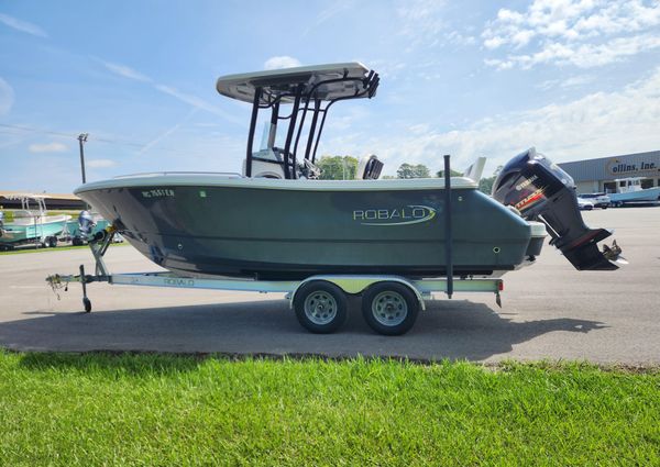 Robalo R230 Center Console image