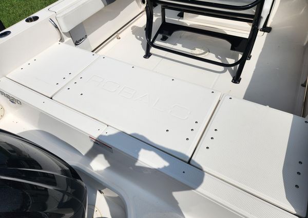 Robalo R230 Center Console image