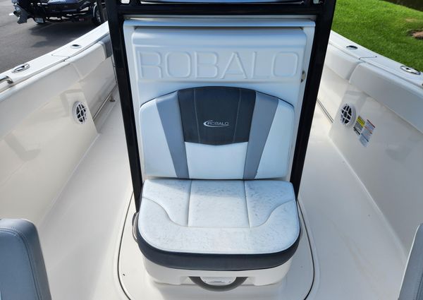 Robalo R230 Center Console image