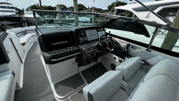 Formula 330 Crossover Bowrider I/O image