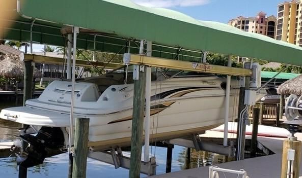 Sea Ray 240 Sundeck - main image