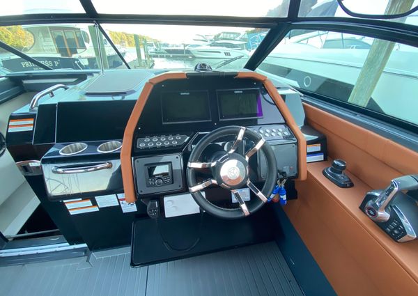 Cruisers Yachts 34 GLS OB image