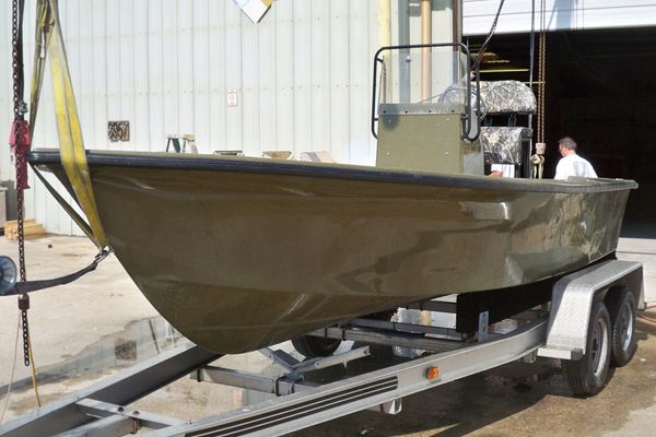 C-Hawk 18 Center Console - main image