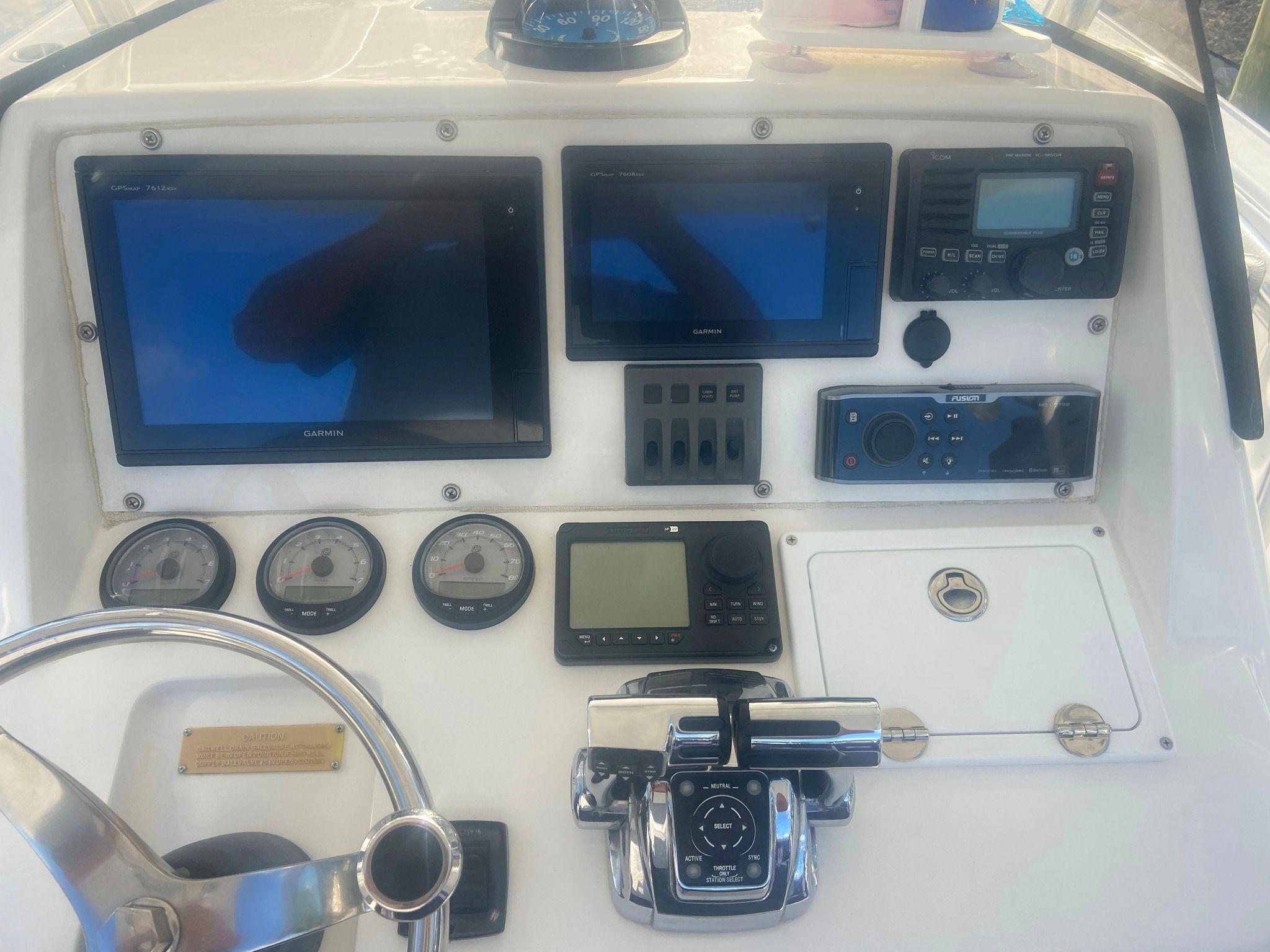 2007 Intrepid 300 center console