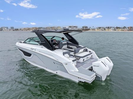 Cruisers Yachts 34 GLS Outboard image