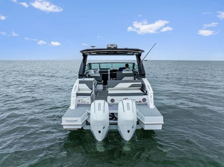 Cruisers Yachts 34 GLS Outboard image