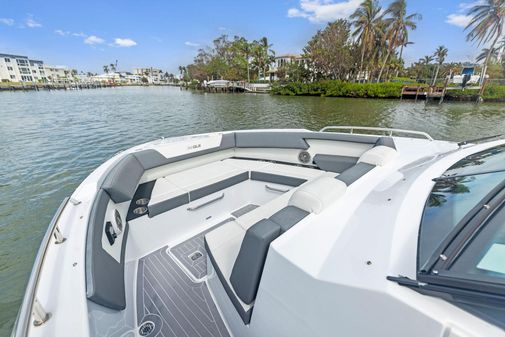 Cruisers Yachts 34 GLS Outboard image