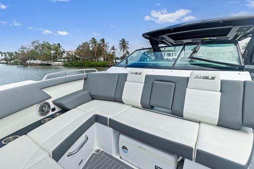 Cruisers Yachts 34 GLS Outboard image