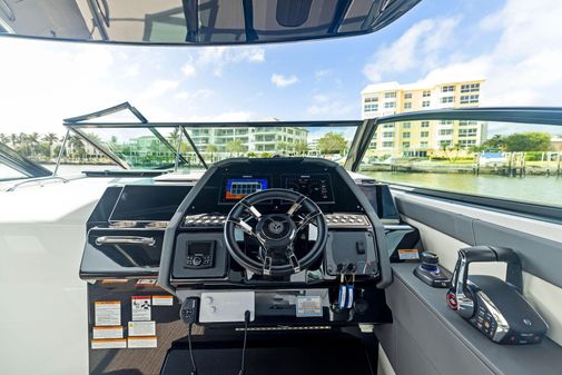 Cruisers Yachts 34 GLS Outboard image