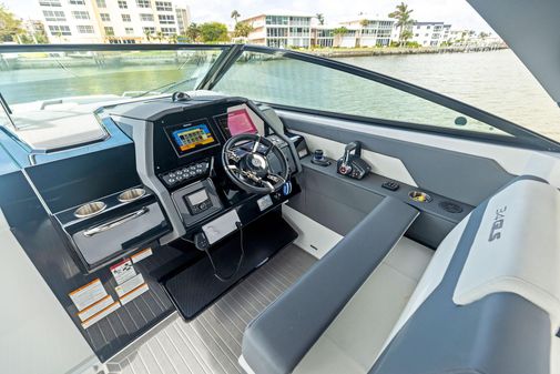 Cruisers Yachts 34 GLS Outboard image