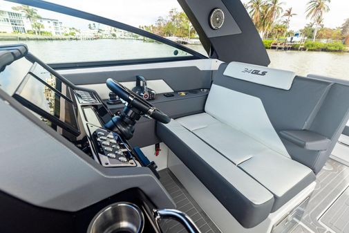 Cruisers Yachts 34 GLS Outboard image