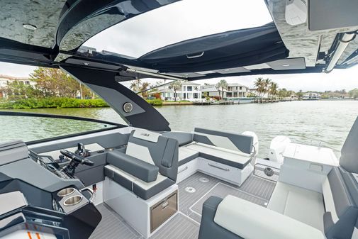 Cruisers Yachts 34 GLS Outboard image