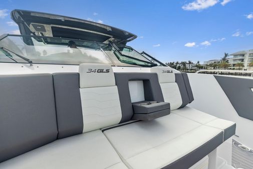 Cruisers Yachts 34 GLS Outboard image