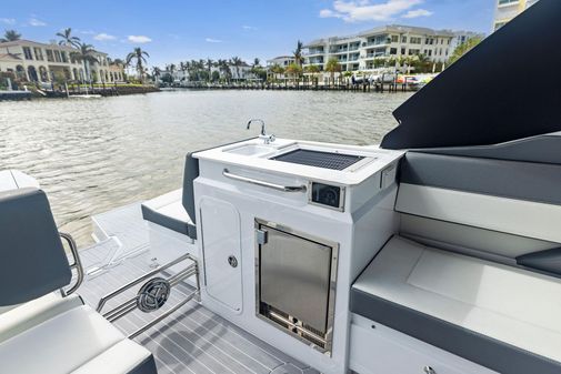 Cruisers Yachts 34 GLS Outboard image