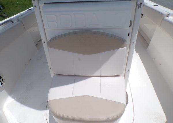 Robalo 2420-CENTER-CONSOLE image