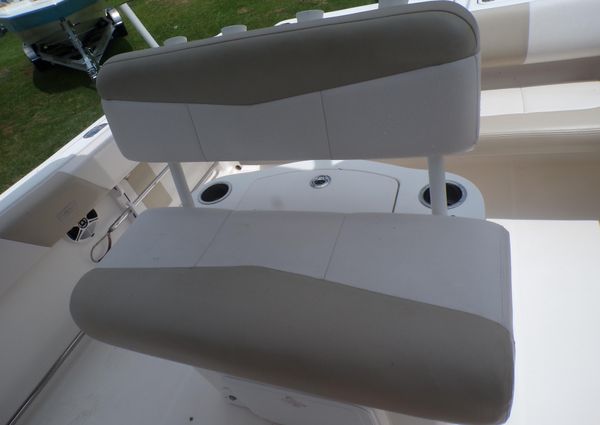 Robalo 2420-CENTER-CONSOLE image