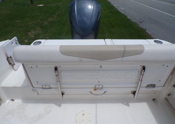 Robalo 2420-CENTER-CONSOLE image