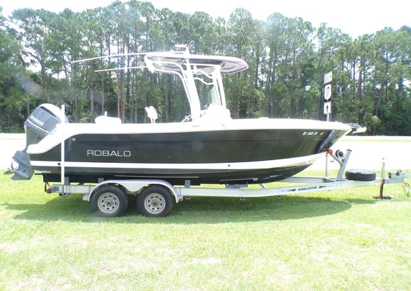 Robalo 2420-CENTER-CONSOLE image