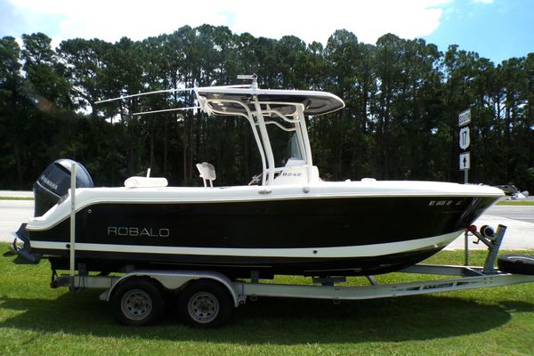 Robalo 2420-CENTER-CONSOLE - main image