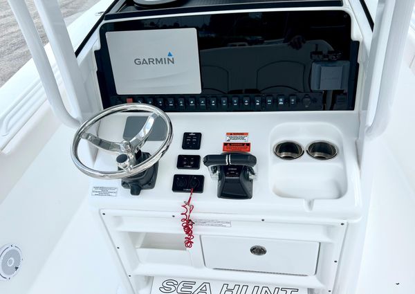 Sea-hunt GAMEFISH-27-WITH-COFFIN-BOX image