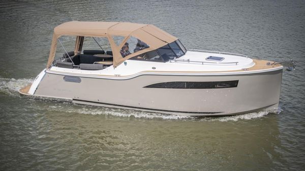 Maxima 920 Retro Cabin Cruiser Boat 