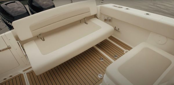 Boston Whaler 320 Vantage image