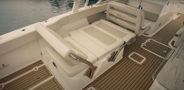 Boston Whaler 320 Vantage image