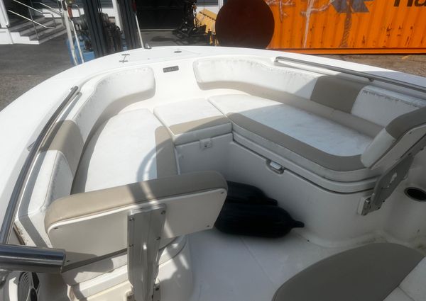 Robalo R200 Center Console image