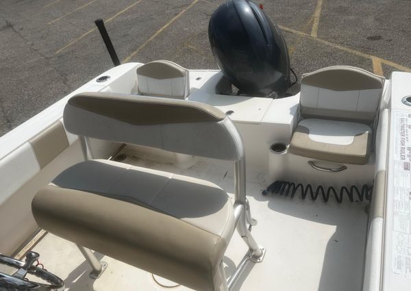 Robalo R200 Center Console image