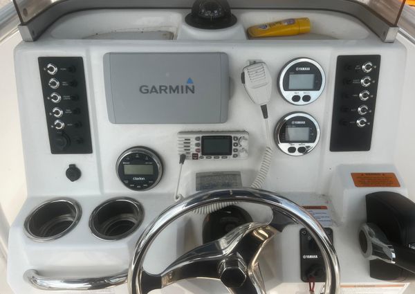 Robalo R200 Center Console image