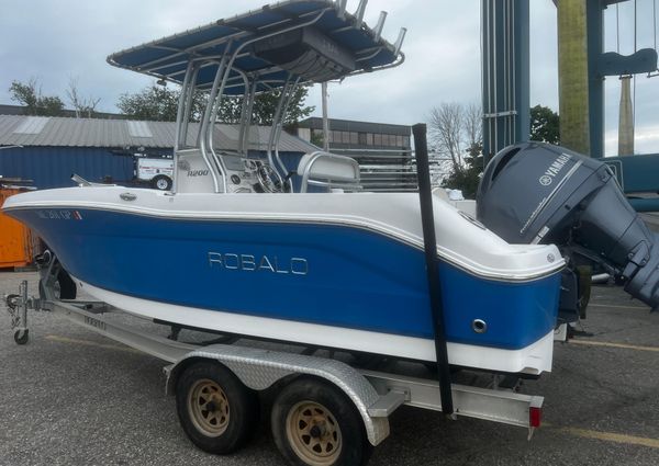 Robalo R200 Center Console image