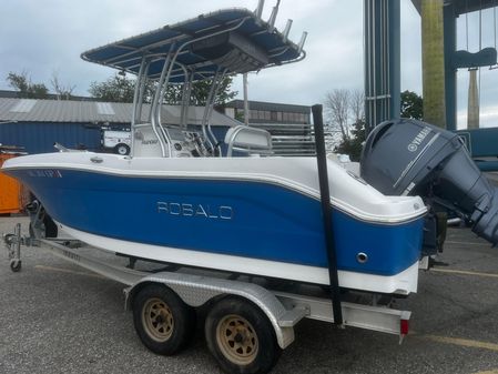 Robalo R200 Center Console image