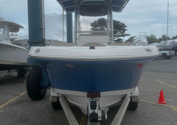 Robalo R200 Center Console image