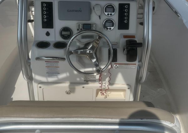 Robalo R200 Center Console image