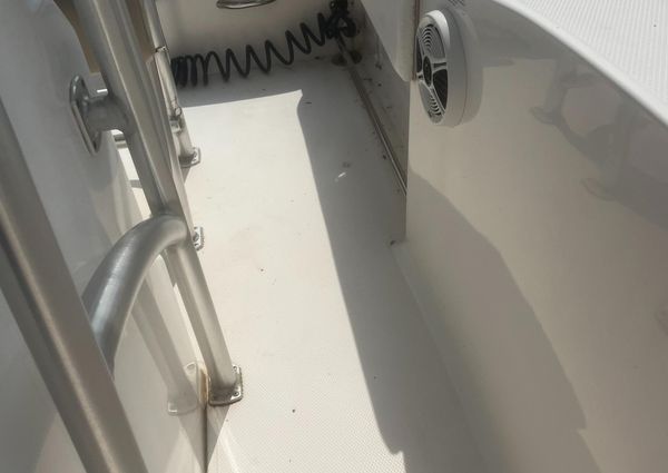 Robalo R200 Center Console image