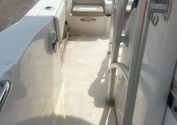 Robalo R200 Center Console image