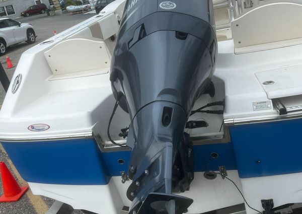 Robalo R200 Center Console image