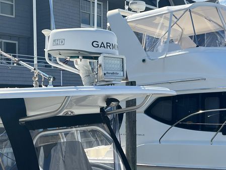 Boston Whaler 320 Outrage w 2019 Power image