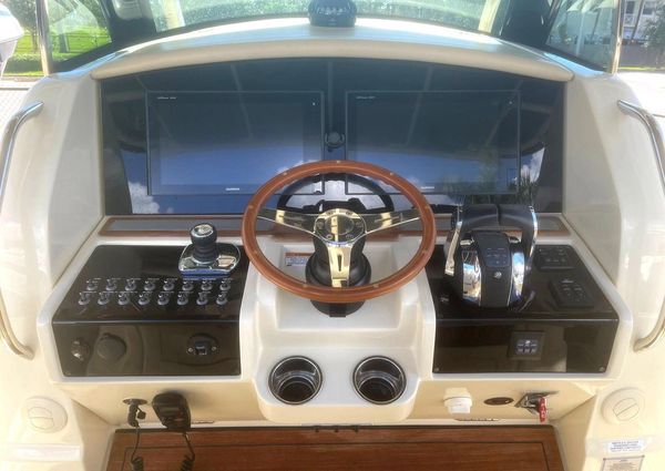 Chris-Craft Catalina 34 image